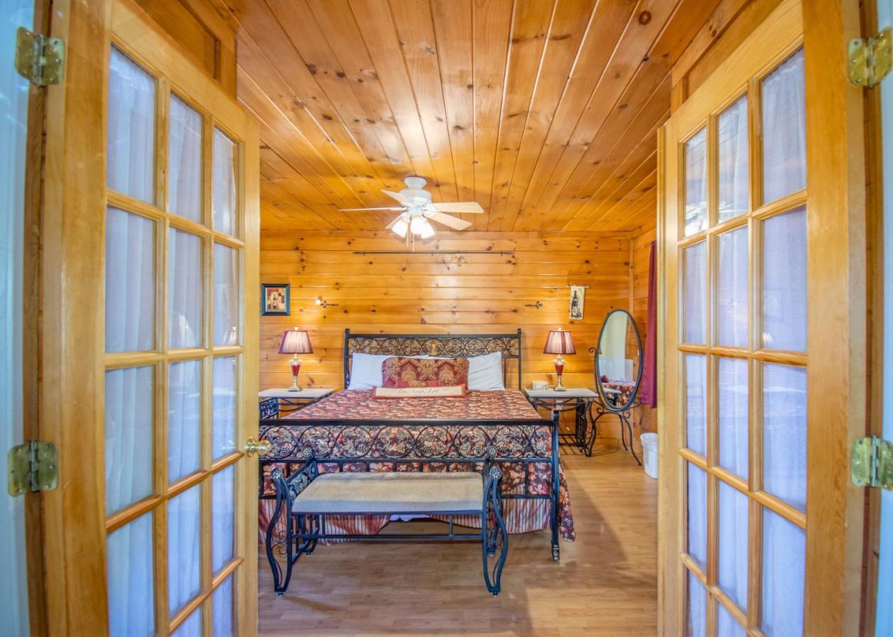 Ladybug Resort Romantic Cabin With Mountain Views, Game Room, Close To Dollywood 세비어빌 외부 사진