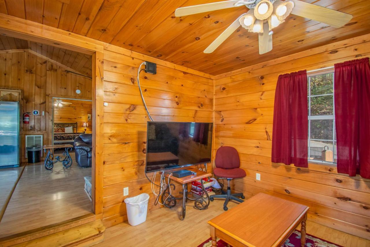 Ladybug Resort Romantic Cabin With Mountain Views, Game Room, Close To Dollywood 세비어빌 외부 사진