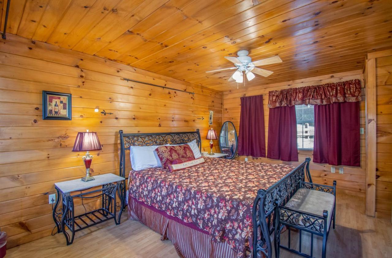 Ladybug Resort Romantic Cabin With Mountain Views, Game Room, Close To Dollywood 세비어빌 외부 사진